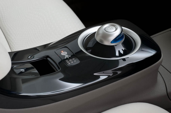A look at the gear shift knob in the Nissan LEAF