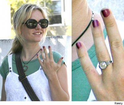 Anna Paquin sporting her engagement ring