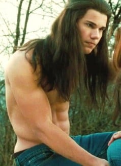 Taylor Lautner's Jacob Black takes his shirt off for Bella