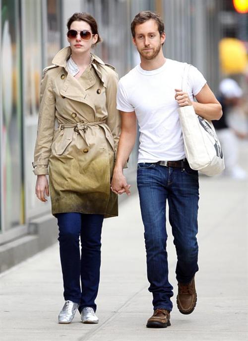 Anne Hathaway and fiance Adam Schulman