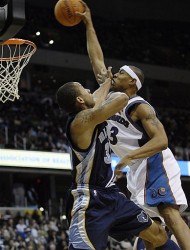 caron_butler_posterizing_a_grizz.jpg