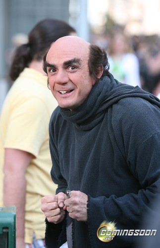 Hank Azaria on the set of The Smurfs