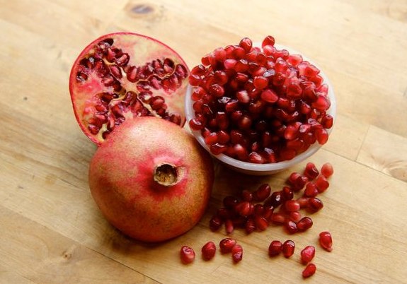 Remove pomegranate seeds