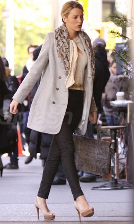 Blake Lively on the Gossip Girl set