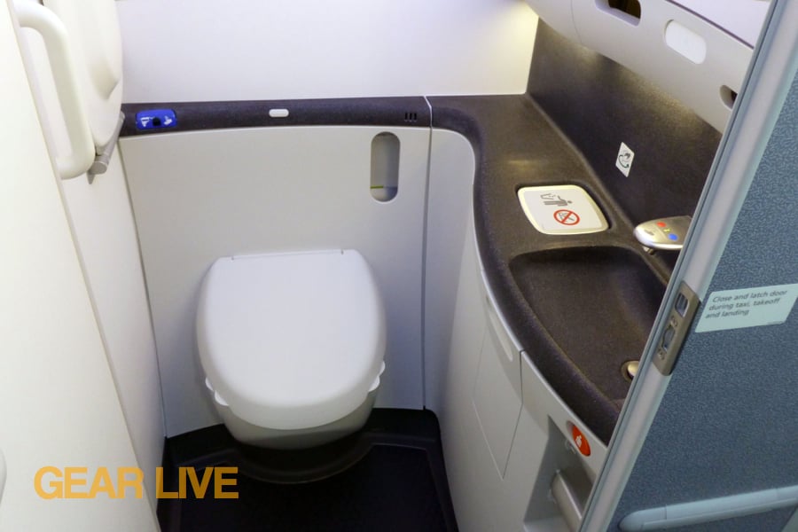 United Boeing 787 Dreamliner Lavatory - United 787 Dreamliner Interior ...